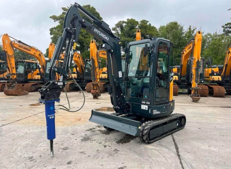 New Hyundai HX25AZ Mini Excavator and the Daemo E30 Rock Breaker
